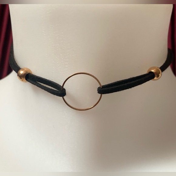 Black choker with gold circle - Picture 2 of 2